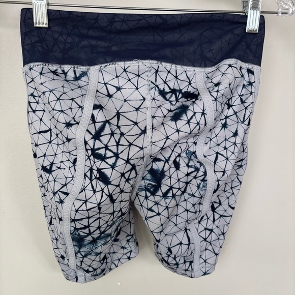 Lululemon Biking Shorts Size 6 - Picture 2 of 4